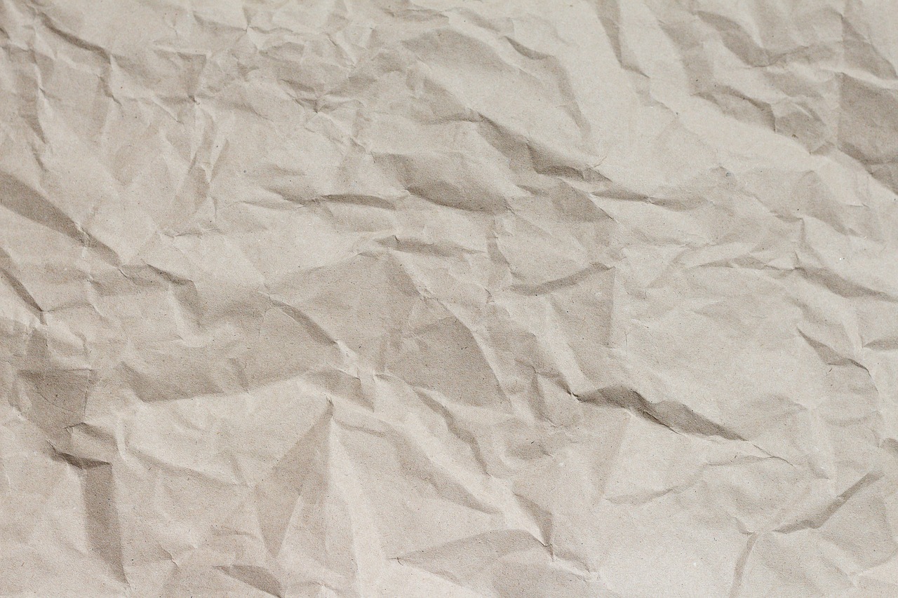 Kunstwerk gemaakt van hergebruikte plastic flessen.