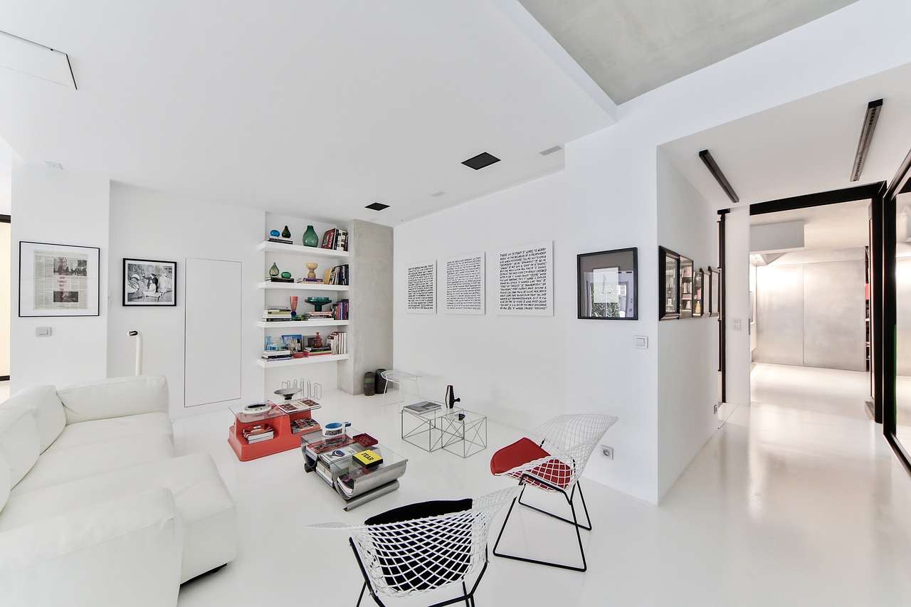 Houten jaloezieën bij modern Scandinavisch raamontwerp. Houten jaloezieën bij modern Scandinavisch raamontwerp.