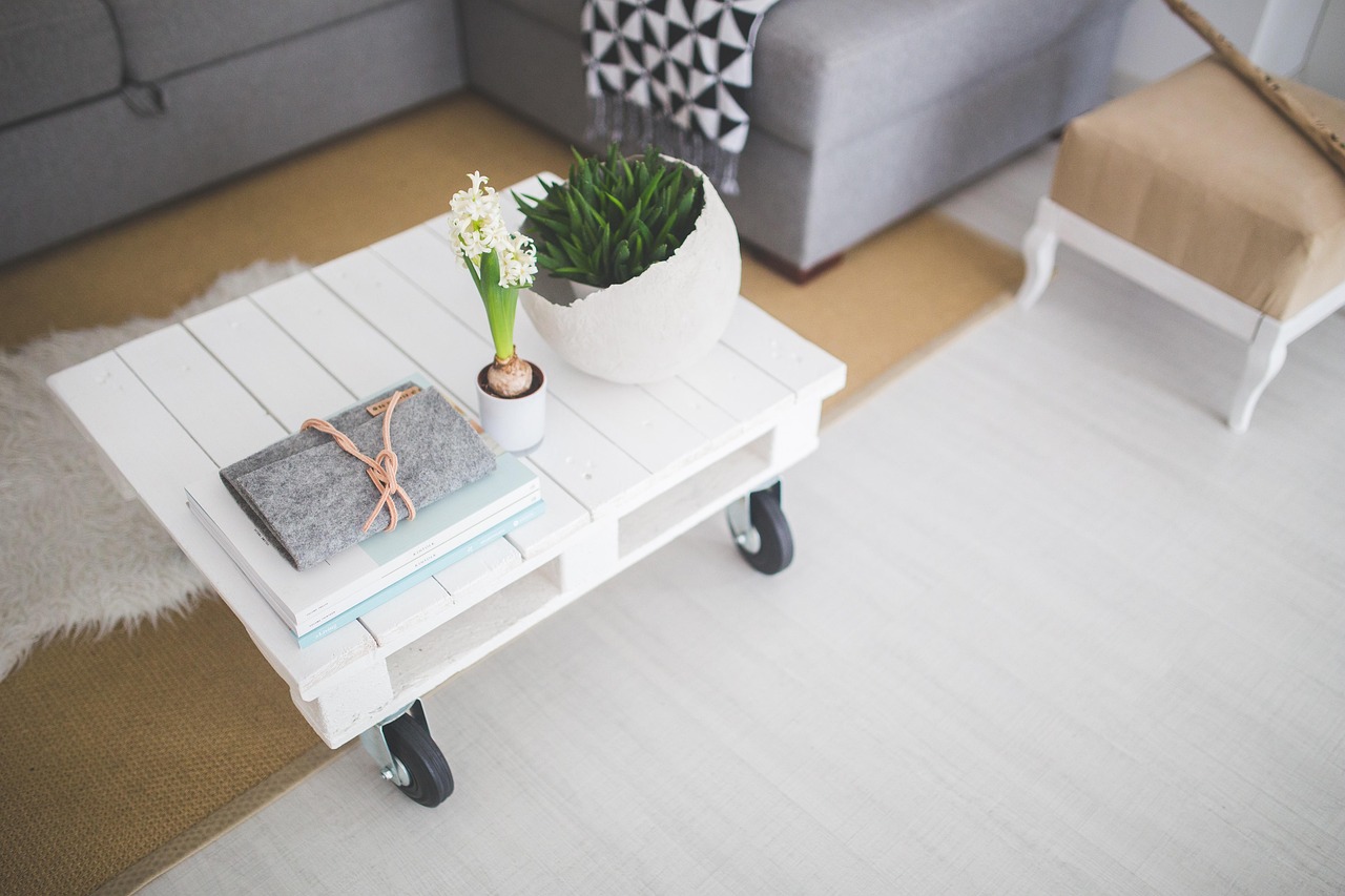 Witte linnen gordijnen in minimalistisch Scandinavisch interieur. Witte linnen gordijnen in minimalistisch Scandinavisch interieur.