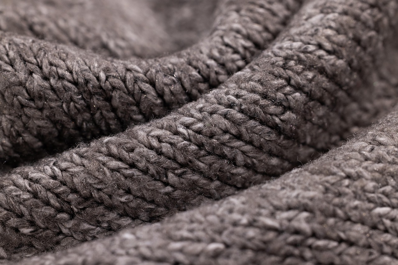 Gezellige woonkamer met wollige textielelementen. Gezellige woonkamer met wollige textielelementen.