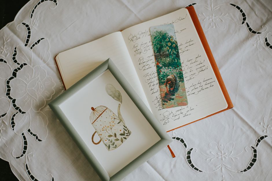 Oude botanische illustratie naast eigentijdse decoratie Oude botanische illustratie naast eigentijdse decoratie