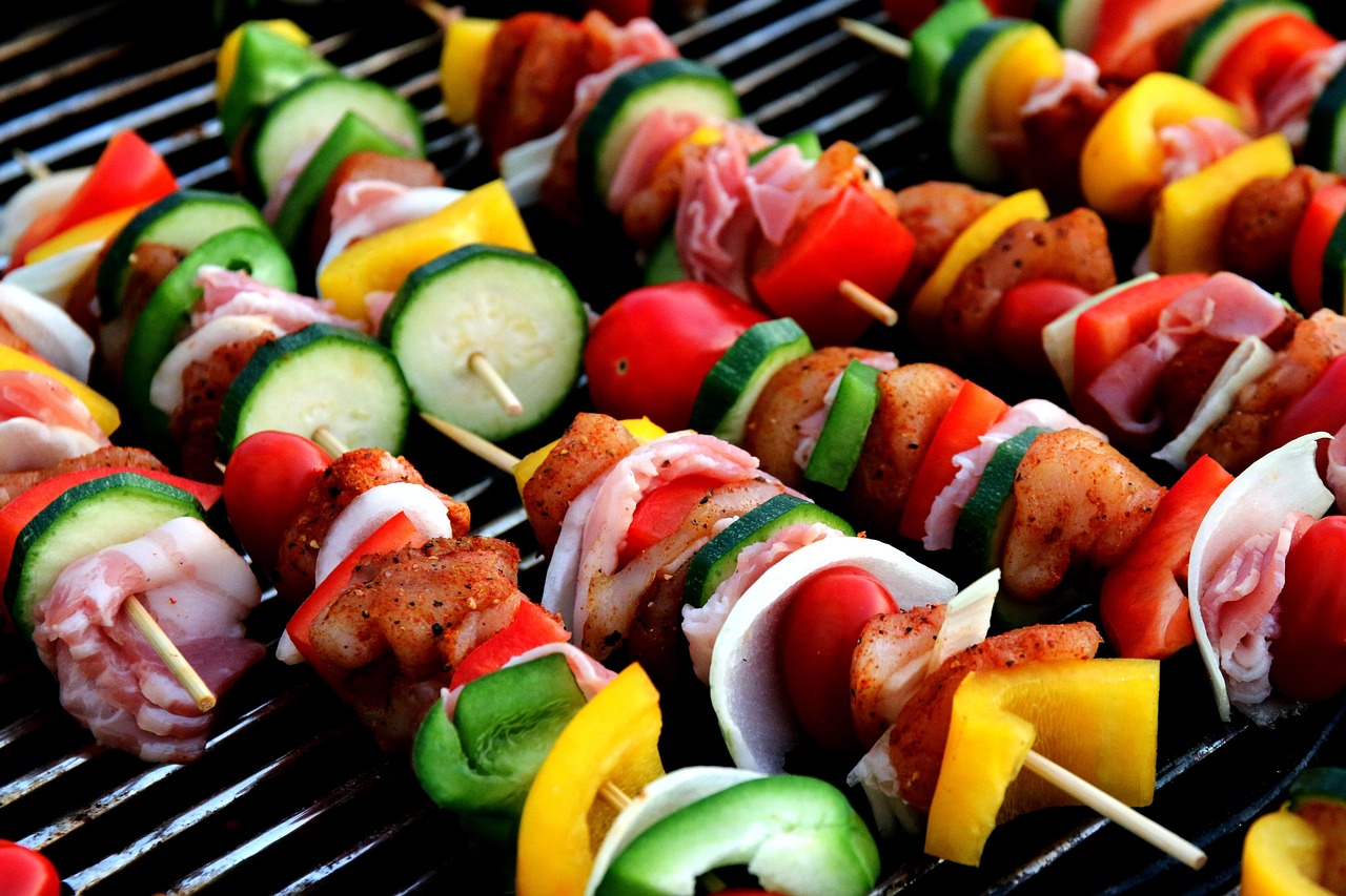 Plantaardige burgers op stijlvolle houten plank. Plantaardige burgers op stijlvolle houten plank.