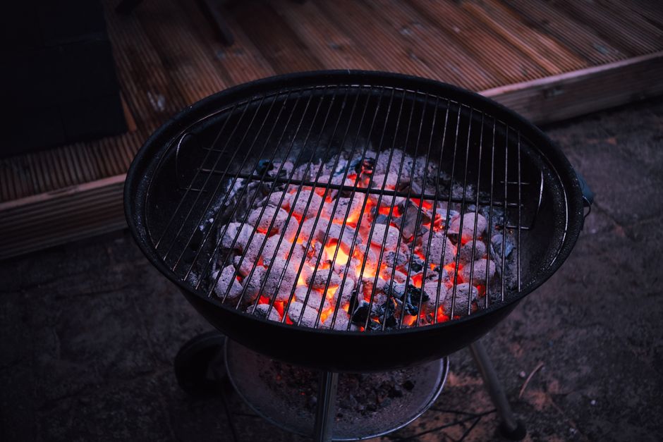 Man barbecuet met slimme grillthermometer. Man barbecuet met slimme grillthermometer.