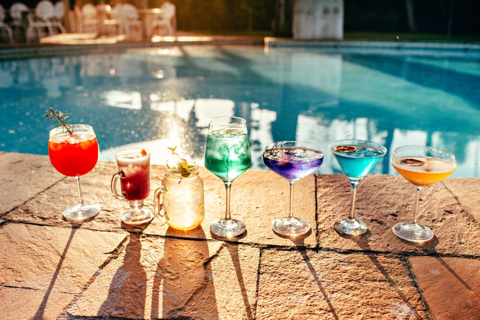 Vrolijke groep vrienden in groot opblaasbaar cocktailbad. Vrolijke groep vrienden in groot opblaasbaar cocktailbad.