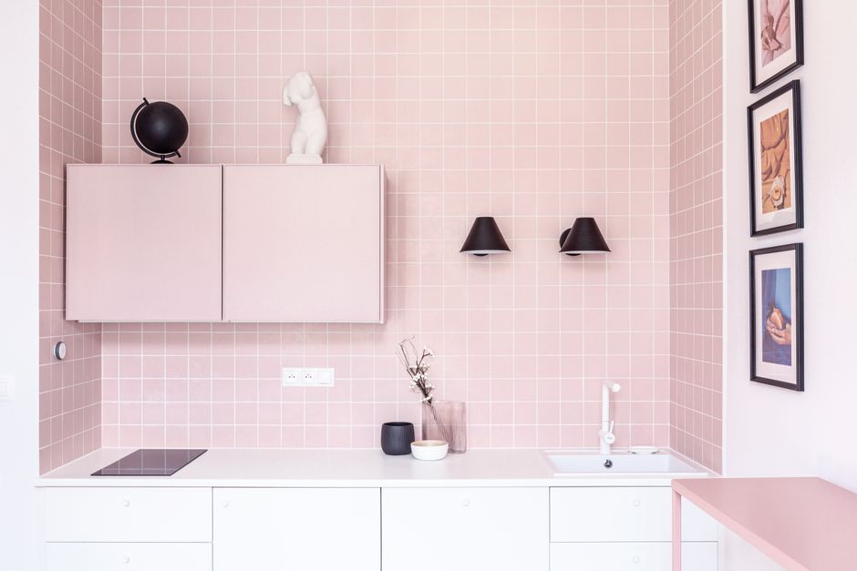 Minimalistisch keukenontwerp met delicate pasteltinten.