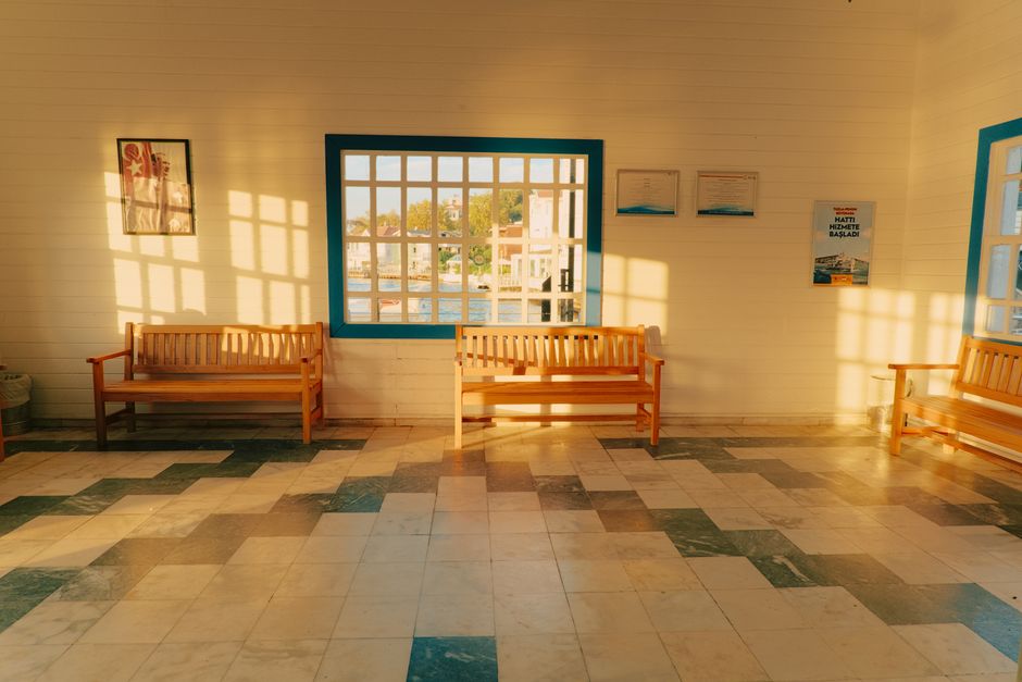 Eetkamer met glazen deuren en zacht natuurlijk licht. Eetkamer met glazen deuren en zacht natuurlijk licht.