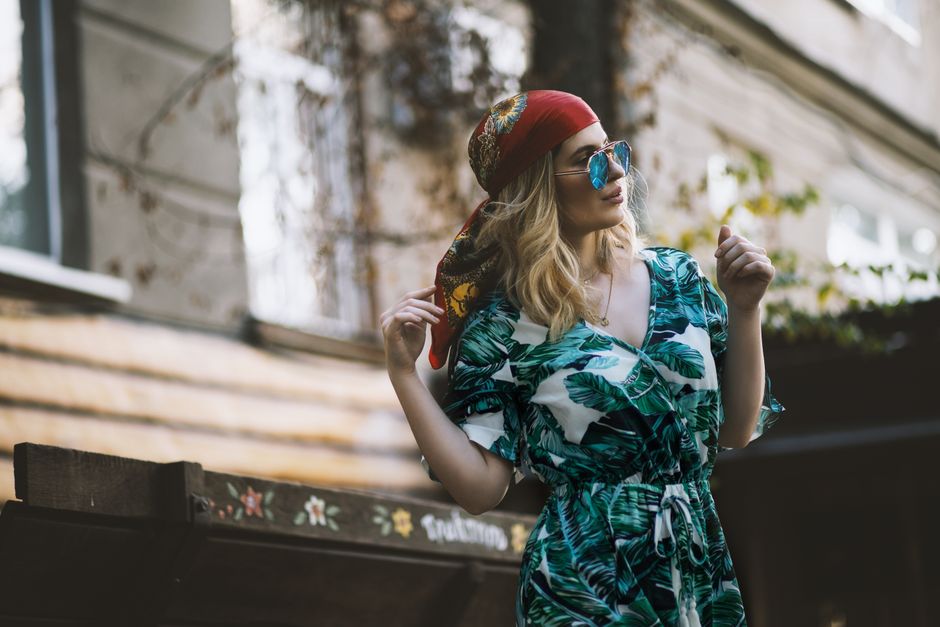 Modebewuste man met bloemenprint overhemd.