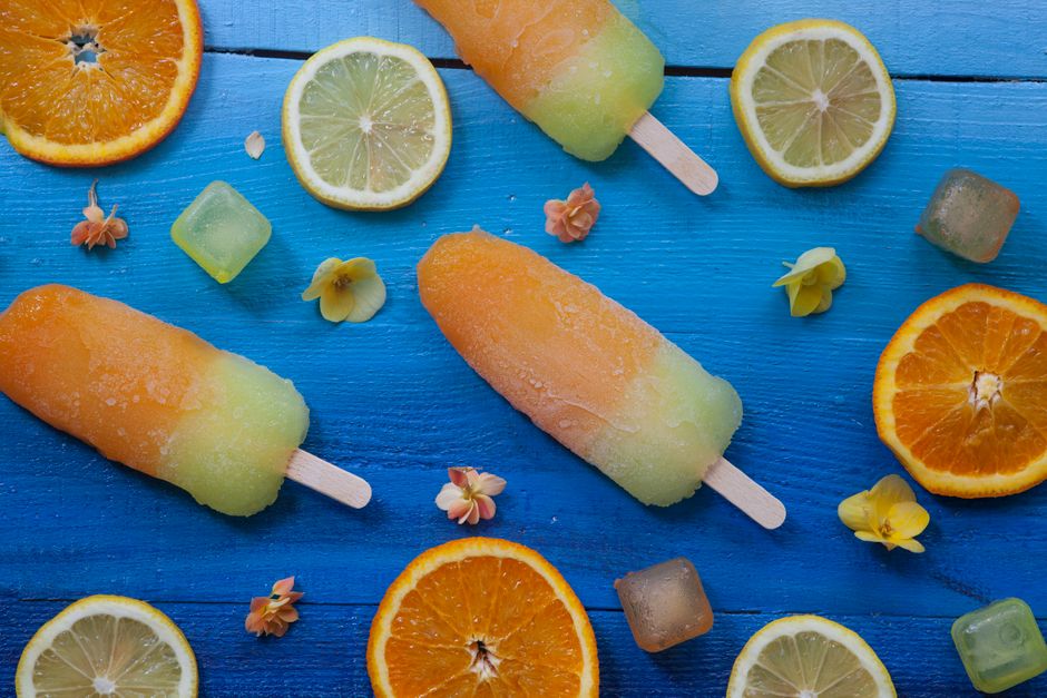 Gezonde ijslolly's met verse fruitingrediënten.