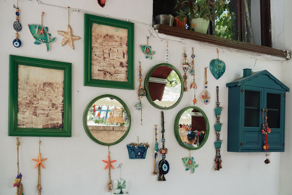 Eettafel met zonnige accenten en florale elementen. Eettafel met zonnige accenten en florale elementen.