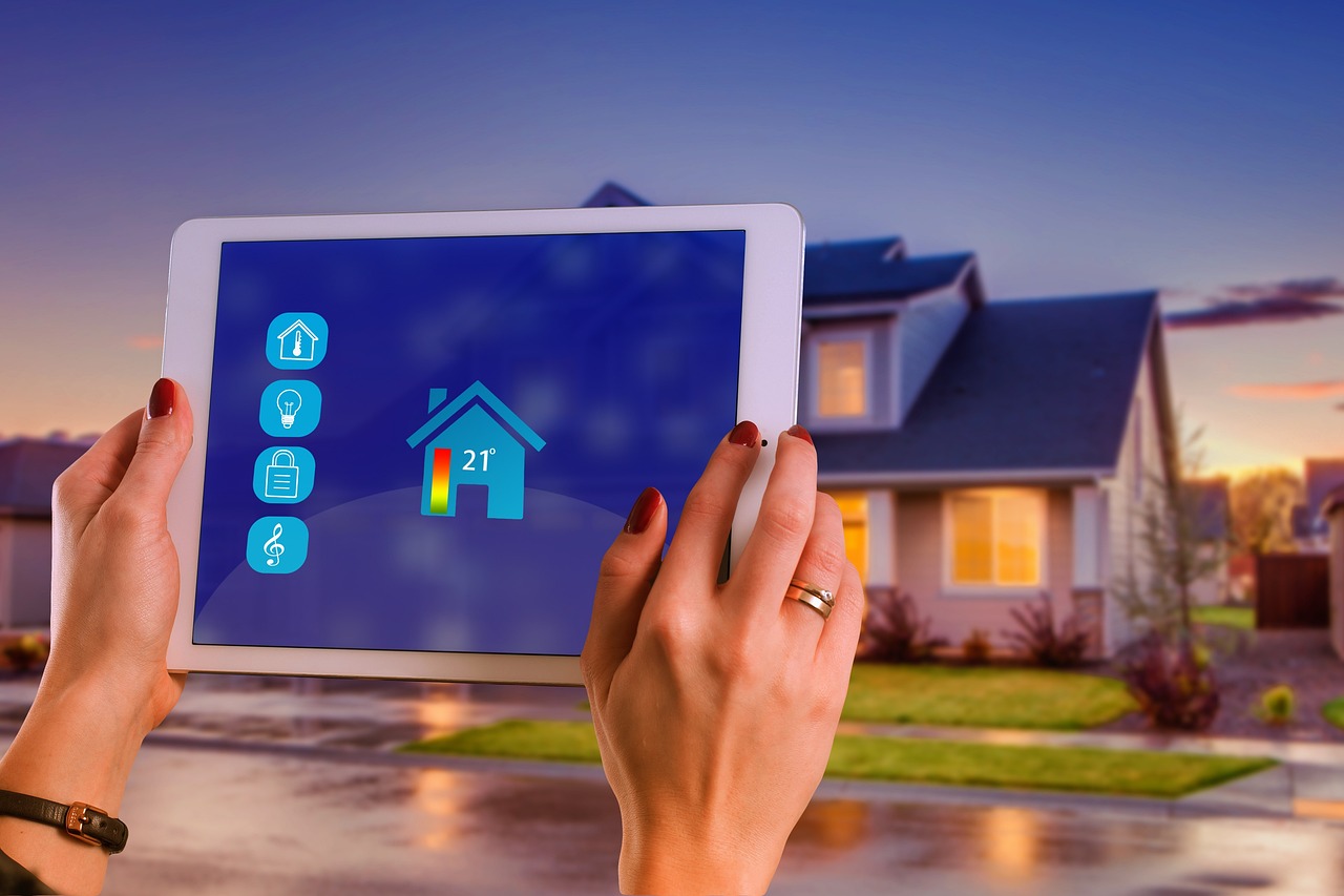 Automatische kraan met touchless technologie in moderne badkamer.