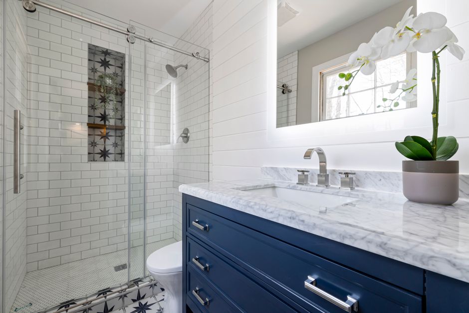 Scandinavische badkamer met blauwe accenten en planten. Scandinavische badkamer met blauwe accenten en planten.