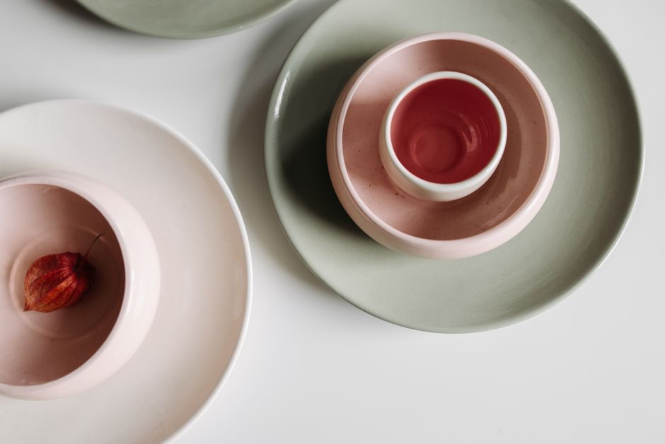 Herfsttafel met neo-mint accenten en pompoenen.