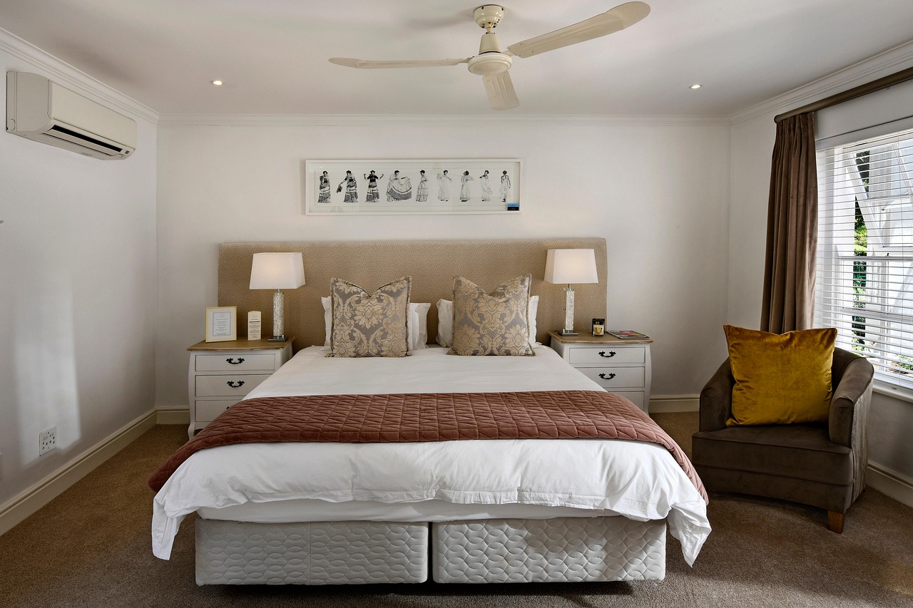 Modern interieur met speelse gevlochten gordijnen.