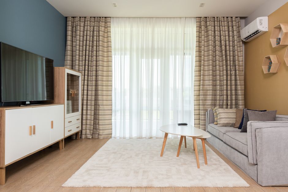 Kamer met gordijnen in stevig vlechtpatroon.