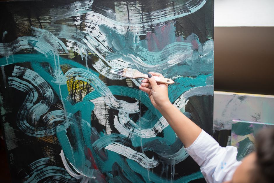 Moderne woonkamer met tweedehands kunst aan de muur.