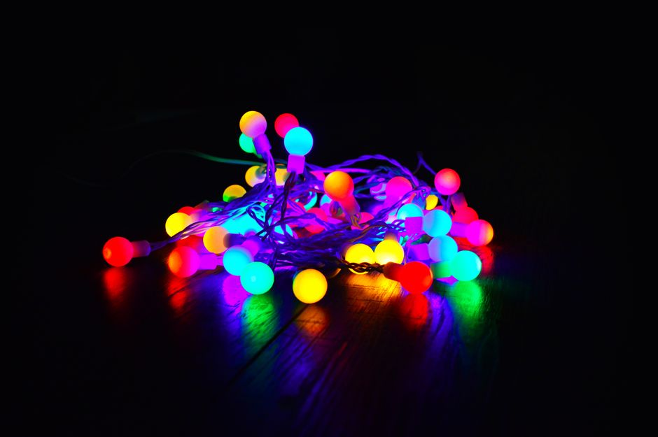 Warme LED-verlichting naast knusse herfstdecoraties.