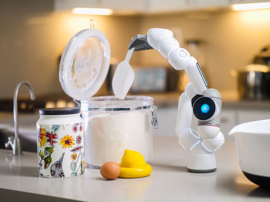 Keukenrobot bereidt maaltijden met precisie en snelheid.