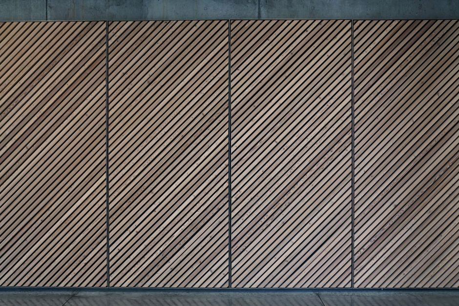 Grijze wandpanelen met herfstdecoratie in woonkamer. Grijze wandpanelen met herfstdecoratie in woonkamer.