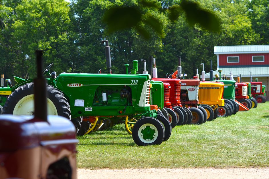 Kinderen spelen voor kleurrijke vintage tractor. Kinderen spelen voor kleurrijke vintage tractor.