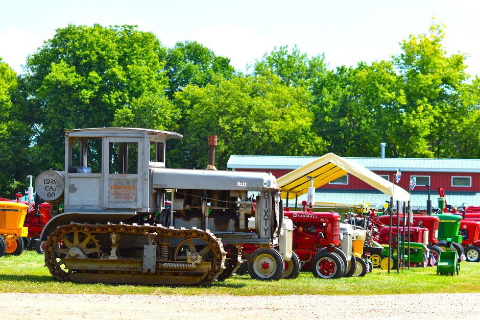 Blauw-groene vintage tractor op behang. Blauw-groene vintage tractor op behang.